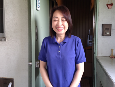 いつもお仕事を依頼していただいて いる福岡県春日市のお客様からの ご紹介で、 本日は、福岡市中央区のお客様宅 にお伺いしました。 お仕事ご依頼内容は、福岡市博多区 にある老人ホームから、中央区の ご自宅まで、布団一式と荷物が 入っている段ボールを運んでほしい とのご依頼でした。 荷物をお届け完了後、写真撮影の ご協力ありがとうございます。 素敵なお客様の笑顔に、 私どもスタッフもニッコリ 「今日も一日がんばるぞ！！」 と活力をいただきました。　（*^_^*） 春日市のお客様は、当店が各ご自宅 に配っているポスティングチラシを ご覧になって、当店にお仕事を依頼 されたということもあり、 中央区のお客様は、当店のホーム ページはご覧になっていません でした。 「今度お願いするときは、ホーム ページを見て、お仕事お願い しますねぇ！」とお声をかけて いただきました。 春日市のお客様にも仕事が無事完了 した旨のご報告をいたしました。 （春日市のお客様は、最初にお仕事 を依頼されて７年間ずっとごひいき にしていただいています。） この度は、素敵なお客様をご紹介 していただき、重ね重ねありがとう ございました。 【便利屋】暮らしなんでもお助け隊 福岡小笹店では、 老人ホーム入所前の、ご自宅の 丸ごと一軒片付けのご依頼や、 老人ホーム退去時の片付けの ご依頼が多く来ています。 また、片付けの際、 ご自宅から老人ホームへ 老人ホームからご自宅へ 荷物の移動も行っております。 その他、色々　何でも片付けして おりますので「こんな片付けも できる？」ってお気軽にお問い 合わせください。