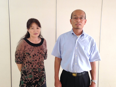 福岡市博多区賃貸オフィスビルの ワンフロアに、不用となった荷物が 積み上げられ、長い年月の間、ホコリ をかぶり倉庫状態となっていました。  この倉庫状態となったスペースを 有効活用するため、不要品を全て 撤去ご希望ということで、当店へ 片付けを依頼されました。  作業員合計８人、作業時間１日半、 ２トントラック３台分の不用品、  なかなかやりがいのある作業現場 でした。  作業完了後、担当責任者の部長様 から「希望どうりに片付けてもらって 言うことない、バッチリだね。」と ほめていただき感謝感激です。  部長様、事務員の方様、最後に 写真の撮影まで協力していただき ありがとうございました。 【便利屋】暮らしなんでもお助け隊 福岡小笹店に ご依頼のお客様の大部分は 一般ご家庭のお客様ですが、  会社、病院、事務所、店舗の代表 の方や奥様、事務員の方からも  「ネットで見ました。  家のものではないけれど、 こんな物も片付けられますか？」 というようなお問い合わせを いただいています。  「はい！喜んで！！」