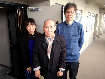 ご実家がある福岡のお父様が老人ホームへご入居されるため、神奈川県にお住まいの 息子様より倉庫化したお部屋、ベランダ、倉庫を片付けていただきたいとメールでの ご相談がありました。福岡を離れどこの業者へ相談したらよいのかとパソコンで検索 していたところ、「片付け専門の便利屋」【便利屋】暮らしなんでもお助け隊 福岡小笹店のホームページを 拝見し、お客様の声や笑顔の写真の多さに信頼できる会社だなぁ～と思われたそうです。早速、メールにて相談しましたが対応も速く、とても丁寧な説明もありましたので 依頼することを決めました。福岡に帰ってきて実際にきていただいたスタッフさんも とても感じのよい方たちで安心してお任せすることができました。作業も片付け専門の 便利屋さんと言われているだけあって、段取りよく丁寧で早くてきれいな仕上がりで お掃除までしていただける何でも屋でもある【便利屋】暮らしなんでもお助け隊 福岡小笹店さんへ依頼して 本当によかったなぁと思いました。すっかり片付いたお部屋をみて「安心して神奈川へ 帰ることができます。」と最後はみなさま揃って写真撮影にもご協力いただき ありがとうございました。
