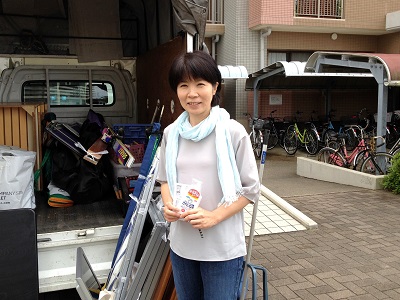 以前、ご実家(お母様)のお家の 片付けをご依頼されたお客様より  福岡市早良区にて、 不用品片付けのご依頼です。  作業前日には、 「トラックの駐車場入り口を 解除しないと入れませんので 近くに来たらお電話下さい。」  と配慮していただき  当日、お電話したところすぐに降りて きてくださり迷うことなく駐車場所へ トラックを止めることができました。  再度、お見積りをさせていただき 作業にとりかかった際には、  エレベータの開放、 玄関の自動ドアの開放、  運び出し作業までお手伝いいただき ありがとうございました。  親の家(実家) お部屋 老人ホーム入居・退去 引越し 解体前 遺品整理の際の不用な家具 不用品 不要品 粗大ごみ 粗大ゴミ家一軒丸ごと片付けを【便利屋】暮らしなんでもお助け隊 福岡小笹店が作業完了ですっきりしました  一人で作業にお伺いしていました ので本当に助かりました。  作業完了後には「ずっと片付けたかった 物でしたので、やっと片付けることができて 良かったです。ありがとうございました。」  と感謝のお言葉をいただき 写真撮影にも、にっこり笑顔で  ご協力していただき ありがとうございました。  親の家(実家) お部屋 老人ホーム入居・退去 引越し 解体前 遺品整理の際の不用な家具 不用品 不要品 粗大ごみ 粗大ゴミ家一軒丸ごと片付けを【便利屋】暮らしなんでもお助け隊 福岡小笹店が作業完了ですっきりしました  片付けに関することはいろいろ 何でもお手伝いしておりますので  「おたくでは、こんな片付けも できる？」というようにお気軽に お問い合せ下さい。  お電話お待ちしております。   老人ホームへの入居・退去　お家の解体前　引越しの際にでた不用品、ご入院・ご退院の際のお部屋片付け　遺品整理は歯ブラシから大型家具(不用品・不用品・粗大ごみ・粗大ゴミ)まで、家の中ぜんぶ(親の家・実家片付け)【便利屋】暮らしなんでもお助け隊 福岡小笹店が全て片づけます。0120-263-101老人ホームへの入居・退去　お家の解体前　引越しの際にでた不用品、ご入院・ご退院の際のお部屋片付け　遺品整理で困ったら歯ブラシから大型家具(不用品・不用品・粗大ごみ・粗大ゴミ)まで、家の中ぜんぶ(親の家・実家片付け)【便利屋】暮らしなんでもお助け隊 福岡小笹店へのお問い合わせは、スマートフォン・iPhoneからはココをクリックすると電話がかけられます