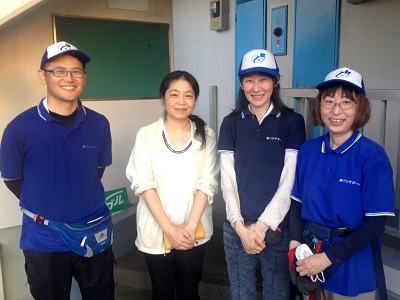 福岡市東区のお客様より、 引越し後の不用品片付けの ご依頼です。  お伺いしてお見積り後、そのまま 作業に取りかからせていただく という流れのご依頼でしたが…  実際、拝見させていただいたところ 予想以上に荷物が多く、  仕分け作業が必要なお部屋も 多かったので、お客様が残ったら  困る大きな家具類などを優先して いただき2tパック内でできるかぎり  頑張りますとご提案させて いただきました。  夕方からの作業開始だったのですが 2tトラックはすぐにいっぱいに なってしました。  お客様より 「すみません、どうしても明日まで には片付けてしまわないといけないの ですがなんとかなりませんか？」  とご相談いただき作業を行う前に 会社へ連絡をいれていたのですが  夕方からの作業だったこともあり、 追加のトラックを用意することが できない状況とのこと…  お客様とともに困っていたところ、 会社より連絡があり  明日の夕方だったら、トラックを確保 できるとの一報が!!  親の家(実家) お部屋 老人ホーム入居・退去 引越し 解体前 遺品整理の際の不用な家具 不用品 不要品 粗大ごみ 粗大ゴミ家一軒丸ごと片付けを【便利屋】暮らしなんでもお助け隊 福岡小笹店が作業完了ですっきりしました  「明日も夕方からの作業にはなりますが 明日中には、全部片付けること ができますよ。」  とお伝えしたこところ  「よかったぁ～　お願いします。 すみません無理なことをお願いしまして」  2日にわたっての作業になりましたが、 無事作業を完了することができて 本当によかったです。  「２日間にわたって暑い中遅くまで、 作業をしていただきありがとう ございました。ほんとうに助かりました。 よかったらどうぞ。」  と、冷たい飲み物にアイスクリームまで 差入れしていただき、作業完了後の  写真撮影も笑顔でご協力していただき ありがとうございました。  親の家(実家) お部屋　老人ホーム入居・退去 解体前 引越し 遺品整理 際の片付けのことで困ったら、大型家具 不要品 不用品 粗大ごみ 粗大ゴミ家一軒丸ごとすべて片づけいたしますまた、何かお困りの際はご相談下さい  片付けに関することはいろいろ 何でもお手伝いしておりますので  「おたくでは、こんな片付けも できる？」というようにお気軽に お問い合せ下さい。  お電話お待ちしております。   老人ホームへの入居・退去　お家の解体前　引越しの際にでた不用品、ご入院・ご退院の際のお部屋片付け　遺品整理は歯ブラシから大型家具(不用品・不用品・粗大ごみ・粗大ゴミ)まで、家の中ぜんぶ(親の家・実家片付け)【便利屋】暮らしなんでもお助け隊 福岡小笹店が全て片づけます。0120-263-101老人ホームへの入居・退去　お家の解体前　引越しの際にでた不用品、ご入院・ご退院の際のお部屋片付け　遺品整理で困ったら歯ブラシから大型家具(不用品・不用品・粗大ごみ・粗大ゴミ)まで、家の中ぜんぶ(親の家・実家片付け)【便利屋】暮らしなんでもお助け隊 福岡小笹店へのお問い合わせは、スマートフォン・iPhoneからはココをクリックすると電話がかけられます