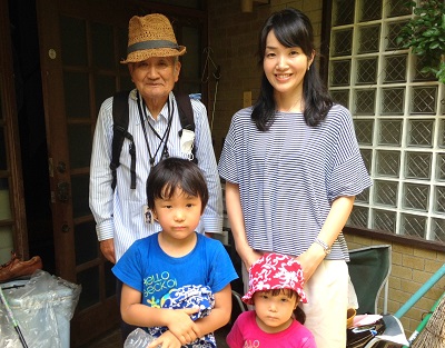 福岡市城南区のお客様より、 ご実家(親の家)お部屋の 片付けのご依頼です。  お父様がご実家にお一人で お住まいになれており  お父様のお部屋、リビング、台所を 中心に不要品の片付けと  簡単なお掃除をしてほしい とのご依頼内容でした。  まずは、拝見させていただいて 作業内容のご確認を行いました。  娘様のご希望は、お父様のお部屋を 中心に片付けほしいとのことでしたが  お父様のお部屋は、ご趣味の物も たくさんありお父様のご確認を  ひとつひとつ行わなければ 片づけられない状況でした。    ご予算とお時間も限られて おりましたので、  今回はいろいろなもので 溢れかえっていた台所を中心に  作業を行い、その作業中にお父様には、 いるもの・いらないもの のご確認をしていただきました。  時々、作業の様子を伺いにこられた お父様は  「すまないね、でもさすが職人さんだね。 早くてきれいだ。」  とお褒めの言葉をかけてくださり、 スタッフ2名で2時間半に渡って  作業を行い、台所、リビング、廊下、 お父様のお部屋の不要品を 片付けることができました。  作業終了後のご確認の際、娘様より  「大変だったでしょう… 本当にありがとうございました。 また次回もお願いしたいと 思っています。」  お父様からも 「本当にきれいにして頂いて ありがとうございます。孫と 一緒に遊べるような部屋になった」  とたいへん喜んでいただきました。  親の家(実家) お部屋 老人ホーム入居・退去 引越し 解体前 遺品整理の際の不用な家具 不用品 不要品 粗大ごみ 粗大ゴミ家一軒丸ごと片付けを【便利屋】暮らしなんでもお助け隊 福岡小笹店が作業完了ですっきりしました  作業終了後の写真撮影には、 そのお孫様、娘様と一緒に  にっこり笑顔でご協力していただき ありがとうございました。  元気なお孫様お二人と 楽しいお時間がたくさん 過ごせるといいですね！  親の家(実家) お部屋 老人ホーム入居・退去 引越し 解体前 遺品整理の際の不用な家具 不用品 不要品 粗大ごみ 粗大ゴミ家一軒丸ごと片付けを【便利屋】暮らしなんでもお助け隊 福岡小笹店が作業完了ですっきりしました   片付けに関することはいろいろ 何でもお手伝いしておりますので  「おたくでは、こんな片付けも できる？」というようにお気軽に お問い合せ下さい。  お電話お待ちしております。   老人ホームへの入居・退去　お家の解体前　引越しの際にでた不用品、ご入院・ご退院の際のお部屋片付け　遺品整理は歯ブラシから大型家具(不用品・不用品・粗大ごみ・粗大ゴミ)まで、家の中ぜんぶ(親の家・実家片付け)【便利屋】暮らしなんでもお助け隊 福岡小笹店が全て片づけます。0120-263-101老人ホームへの入居・退去　お家の解体前　引越しの際にでた不用品、ご入院・ご退院の際のお部屋片付け　遺品整理で困ったら歯ブラシから大型家具(不用品・不用品・粗大ごみ・粗大ゴミ)まで、家の中ぜんぶ(親の家・実家片付け)【便利屋】暮らしなんでもお助け隊 福岡小笹店へのお問い合わせは、スマートフォン・iPhoneからはココをクリックすると電話がかけられます