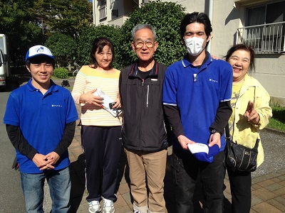お客様は親御様と３人で片付け作業を行うため、これまで熊本から福岡へ遺品整理をするために７回も整理作業へ来られていたそうです。自分達でできる範囲は３人で協力して 続けていたものの、体力的にも限界を感じ始めて残りの作業はプロにお願いしようと 思ったそうです。そこでスマートホンで業者探しをはじめました。何でも屋、便利屋と 検索をしていたところ、福岡No1「お客様の声」を獲得する福岡の便利屋という言葉に目がとまり【便利屋】暮らしなんでもお助け隊 福岡小笹店のホームページにたどり着きました。「とても感じがよくて他の便利屋とは違って片付けを専門でやっており、スタッフのみなさんも最初の ページに登場されていてとても好感がもてました。お客様の声の多さに一番びっくり しました。実際に読ませていただいて依頼することをきめました。」と嬉しいお言葉からお問い合わせのご相談は始まりました。福岡へ到着後お見積にお伺いし後日作業をさせていただくことになりました。「さすが片付け専門でやっている便利屋ですね！私たちと 違って作業の要領もよく早くて丁寧で安心してお任せできました。しかもお掃除まで やっていただいて本当に助かりました。何でもやってくれてありがとうございました。」と作業が完了したお部屋をみてお客様はほっとされていました。最後はスタッフ全員と 一緒に写真撮影までご協力いただきました。