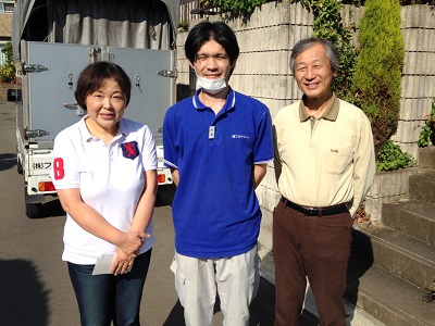 2年前にもご依頼をいただきました 太宰府市のお客様より、親御様が  老人ホームをご退去されるため お部屋の片付けとお家の片付けの ご依頼をいただきました。  まずは、老人ホームのお部屋の 片付けからお願いしますとのこと  でしたので老人ホームへ向かいま した。お部屋は家族の方々で整理  されており、不要になった家具が 数点と荷物がまとめられた ダンボールを搬出し  小さな収納棚とテレビは ご自宅へ移動してほしいとの  ことでしたので積み込み作業 を行いました。  「残ったものはどうされますか？」 とお尋ねしたところ  「残りのものは、施設へ譲りたいと 思っておりますのでそのままに しておいて下さい。」  作業は30分程で完了しお客様の 誘導のもとご自宅へ向かいました。  軽トラック 1tトラック 2tトラックでお部屋の片付けからお家丸ごと片付けまで 【便利屋】暮らしなんでもお助け隊 福岡小笹店がお伺いいたします。不要品 不用品 粗大ごみ 粗大ゴミを各種プランで かたづけます。  ご自宅内に棚とテレビを搬入した後、 お家のまわりと車庫内の不用品の 片付け作業を行い、  丁度軽トラ1台分(軽トラパック)で 作業を完了することができました。  作業が完了したお客様より 「本当に助かりました。今回依頼する 際にお問い合わせ先をなくしてしまい  困っていたのですが、ちゃんと携帯 電話に登録しててよかったです！　  今回は2箇所の片付け作業に荷物 移動までお願いしましたが、すごく  要領よくきちんとしていただいて ありがとうございました。  御社にお願いして 本当によかったです。」  お任せしてよかったです。親の家(実家) お部屋 老人ホーム入居・退去 解体前 引越し 遺品整理の際不用品 不要品 粗大ごみ粗大ゴミ 大型家具を【便利屋】暮らしなんでもお助け隊 福岡小笹店が家一軒丸ごとすべて片付けましたご依頼ありがとうございました。  と、作業に大変満足していただき、 携帯電話にもご登録してくださって  私たちもお客様のお役に立つことが できて本当によかったです。  写真撮影にも、ご夫婦そろって にっこり笑顔でご協力していただき ありがとうございました。  また、次のお客様のところへ向かう 私たちを見えなくなるまで見送って 下さりありがとうございました。  お客様からいただいたパワーで 次のお客様の作業も 頑張ることができました！  親の家(実家) お部屋 老人ホーム入居・退去 引越し 解体前 遺品整理の際の不用な家具 不用品 不要品 粗大ごみ 粗大ゴミ家一軒丸ごと片付けを【便利屋】暮らしなんでもお助け隊 福岡小笹店が作業完了ですっきりしました   老人ホーム・施設へのご入居・ ご退去の際のお部屋の片付け、 お住まいの片付けの ご依頼は年々増えております。  自家用車では、タンスなどの 家具類が運べない… 必要な物を持っていくのが 精一杯… 不要な物もあるし… お困りの方はたくさんおられます  一部屋分の片付けの目安…  家具類　２～３点 (タンス・テーブル・椅子など) 家電類　数点 (テレビ・ポット・時計など) 衣類・お布団など　 その他　小物類  以上のような内容でしたら 軽トラパック(軽トラック１台)を おすすめしております。  片付けに関することはいろいろ 何でもお手伝いしておりますので  「おたくでは、こんな片付けも できる？」というようにお気軽に お問い合せ下さい。  お電話お待ちしております。   老人ホームへの入居・退去　お家の解体前　引越しの際にでた不用品、ご入院・ご退院の際のお部屋片付け　遺品整理は歯ブラシから大型家具(不用品・不用品・粗大ごみ・粗大ゴミ)まで、家の中ぜんぶ(親の家・実家片付け)【便利屋】暮らしなんでもお助け隊 福岡小笹店が全て片づけます。0120-263-101老人ホームへの入居・退去　お家の解体前　引越しの際にでた不用品、ご入院・ご退院の際のお部屋片付け　遺品整理で困ったら歯ブラシから大型家具(不用品・不用品・粗大ごみ・粗大ゴミ)まで、家の中ぜんぶ(親の家・実家片付け)【便利屋】暮らしなんでもお助け隊 福岡小笹店へのお問い合わせは、スマートフォン・iPhoneからはココをクリックすると電話がかけられます  荷物が多い場合は、 １tパック(軽トラック２台分) もしくは軽トラパック＋追加料金 など状況に応じてご対応させて いただいております。  ご家族にかわって「【便利屋】暮らしなんでもお助け隊 福岡小笹店」 がお片付けのお手伝いいたします。  些細なことでも ご遠慮なくご相談下さい
