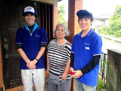 太宰府市のお客様より、 引越し後のお家一軒丸ごと片付け のご依頼です。  「この度、40年近く住んでいた家を 引っ越すことになり、大きな家具や 家電品を片付けいただきたいので お見積りをお願いできますか。」  とご相談をいただきましたので お見積りにお伺いいたしました。  お客様のお家は４DKの2階建ての 一軒屋の各お部屋に大きな家具類が  1点～2点あり、お布団や細かいもの が多数点在している状態で  タンスや食器棚の中はお客様の方で すでに片付けられており、  あとは押入れや机の引き出しの中 といった細々とした場所の片付けが まだお済になっていない状態でした。  「退去するまで時間があるので、 それまでに自分でできる限りは 片付けるつもりですので 大きな家具などを中心にお見積り していただけませんか？」  と、お客様よりご相談をお受けいたし ましたので、まずはお客様よりご指定  いただいた家具類などをお聞きして、 お見積りをさせていただきました。  お客様の方で片付け作業が できなかった場合もご心配されて  おりましたので、おおよその金額に なりますがご参考まで お伝えさせていただきました。  作業前日に確認のお電話をした際に お客様より  「すみません、ちょっと体調を崩して しまいまして…思ったより片付け られませんでした。」  とおっしゃられたので、当日もう一度、 作業を行う前にお見積りをさせて いただいて作業を行うことになりました。  実際にはかなりお客様の方で 片付け作業をされており、  その作業で体調を崩されたとのことで 申し訳なさそうにしているお客様を  なんとか元気にしたいと思いから 作業スタッフにも力が入りました！  仕分け作業から搬出作業まで【便利屋】暮らしなんでもお助け隊 福岡小笹店が家一軒丸ごとすべて片付けます親の家(実家) お部屋　老人ホーム入居・退去 解体前 引越し 遺品整理 際に、大型家具 不要品 不用品粗大ごみ 粗大ゴミ の片づけで困っていませんか？  作業初日は、 大きな家具類の片付け作業と、  押入れや引き出しの中等の 仕分け作業を中心に作業を行い、  2日目は車庫、お庭の片付け、 最後に清掃作業を行い  お昼過ぎには 作業を完了いたしました。  作業完了確認をされたお客様は  「本当にすみませんね。こんな大変な 仕事をお願いして…娘がおたくの会社 をインターネットで探してくれてここが いいじゃないって推薦してくれたの ですが間違えなかったです。  本当によくして頂きありがとう ございました。あなた方みたいな 方々がおられる会社に お願いして良かったわ」  と嬉しいお言葉を いっぱいいただきました。  親の家(実家) お部屋　老人ホーム入居・退去 解体前 引越し 遺品整理 際の片付けのことで困ったら、大型家具 不要品 不用品 粗大ごみ 粗大ゴミ家一軒丸ごとすべて片づけいたしますまた、何かお困りの際はご相談下さい   ここのお家には40年近く住んでいて、 亡くなれたご主人様、当社を推薦して  いただいた娘様との想い出がたくさん がつまっており、片付いたお部屋を  確認する間想い出のお話を されるお客様がとても 印象に残っています。   お客様の思い出がいっぱいのお家は 住宅地の一角にあり、  お隣は建てかえ工事が 行われていました。  お客様が40年近く住まれていた 住宅街は現在、ご年配の方々が  多くなり少しずつ新しいお家へと建て かえられ世代交代がはじまっている とのことでした。  今回のお客様の町に限らず、 いずれどこの町にもお家にも  世代交代の時は必ず訪れます。  色んな理由でお家を片付け なければいけません。  当社にもたくさんのご相談、 お問い合わせをいただいております。  どんな些細なことからでも構いません ので、その際はご遠慮なく お問い合わせ下さい。  作業が完了したお客様はほっとされた 様で、最後は当社スタッフと笑顔で  写真撮影にも ご協力いただきありがとうございました。  片付け作業で崩された体調を 早く治していただいて、  新しいお家で楽しい生活が できますよう心より願っております。  ご依頼いただきありがとうございました。   片付けに関することはいろいろ 何でもお手伝いしておりますので  「おたくでは、こんな片付けも できる？」というようにお気軽に お問い合せ下さい。  お電話お待ちしております。   老人ホームへの入居・退去　お家の解体前　引越しの際にでた不用品、ご入院・ご退院の際のお部屋片付け　遺品整理は歯ブラシから大型家具(不用品・不用品・粗大ごみ・粗大ゴミ)まで、家の中ぜんぶ(親の家・実家片付け)【便利屋】暮らしなんでもお助け隊 福岡小笹店が全て片づけます。0120-263-101老人ホームへの入居・退去　お家の解体前　引越しの際にでた不用品、ご入院・ご退院の際のお部屋片付け　遺品整理で困ったら歯ブラシから大型家具(不用品・不用品・粗大ごみ・粗大ゴミ)まで、家の中ぜんぶ(親の家・実家片付け)【便利屋】暮らしなんでもお助け隊 福岡小笹店へのお問い合わせは、スマートフォン・iPhoneからはココをクリックすると電話がかけられます