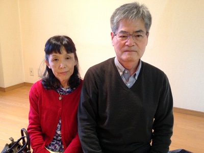 福岡市南区のお客様より、 お部屋丸ごと片付けのご依頼です。  「息子が入院しており、住んでいる お部屋のものをすべて片付けて いただきたいのですが、 費用はどれくらいになりますか？」  とお父様より、 ご相談をいただきました。  まずは間取りをお聞きし、 大きな家具類などがいくつくらい  あるのか、今現在のお部屋の様子 をお伺いいたしました。  間取りは、6畳一間の1DKで、 ベッド、3人掛けソファー、机、 冷蔵庫(2ドア)、洗濯機、洋服、 家電品が多数とのこと。  お部屋の状況は生活をされていた ままの状態とのことでした。  おそらく軽トラック2台～3台の 片付け費用に、片付け作業を すべてお願い致しますとの事でした  ので、仕分け・梱包作業費、 冷蔵庫、洗濯機のリサイクル税 を含め5万円～7万円くらいになるの ではないかとお伝えいたしました。  「作業時間はどれくらい かかりますか？」  とお時間も気にされておりましたの で状況にもよりますが半日程で 完了できるかと思います。  とお伝えしたところ、  「それでは、お見積り後にそのまま 作業をしていただいて構いませんの で土曜日の午後から お願いできますか？」  とご依頼をいただきましたので、 土曜日の午後にお伺いし実際に 拝見させていただいたところ、  お電話でお伝えしていただいた 家具類にクローゼットや収納庫にも 荷物がございましたので、  軽トラック3台分の 片付け作業が必要でした。  片付け費用をお伝えしたところ、  「お電話でお聞きしていた 費用と変わりませんし、 よろしくお願いします。」  とお客様よりご承諾をいただき ましたので作業をさせて 頂くことになりました。  作業にはお立会いをせずにお任せ しますとのことでしたので、 お部屋の鍵をお預かりし  「作業が終わる30分前にお電話を いたしますので、その後ご確認に きていただければ大丈夫です。  貴重品などは、一度目を通されたと のことでしたが、クローゼットの奥や  引き出しの中は確認されていない ようでしたので、もう一度作業を行う  際に確認いたしますので作業完了時 にお客様にご確認していただきます。  何か作業で迷うような事がありました ら必ずお客様のご確認を得てから 作業をいたします。」  とお伝えし作業を開始しました。  仕分け作業から搬出作業まで【便利屋】暮らしなんでもお助け隊 福岡小笹店が家一軒丸ごとすべて片付けます親の家(実家) お部屋　老人ホーム入居・退去 解体前 引越し 遺品整理 際に、大型家具 不要品 不用品粗大ごみ 粗大ゴミ の片づけで困っていませんか？  キッチンや冷蔵庫の中などの 食品類はおそらくお母様が片付け  られたようでほとんど ありませんでした。  クローゼットや机の中の仕分け・ 梱包作業を行い、  大きな家具類の解体作業も完了し 最後に簡易清掃作業の仕上げに  なったところでお客様へご連絡を してご確認に来ていただきました。  ご確認に来られお部屋を見渡した お母様は、  「トラックに積み込まれた荷物を みましたが、あれだけの荷物が あったのですね。お部屋が広く  感じるはずよね。こんなにきれいに して頂いて大変だったでしょう？ 本当にありがとうございました。」  と感謝のお言葉をかけて いただきました。  作業の際に、重要な封書、写真等が 見つかりましたのでお客様へお渡し お受け取りになられたお父様より  「こんなにきれいにしていただいて ありがとうございました。  ホームページのお客様の笑顔や メッセージを読ませていただいて、 ここに依頼しようと思いました。  また17年もの間続けてられている との事でしたので間違えないだろうと 思い相談時から作業完了に至るまで 安心してお任せできるなぁ～ と思いました。」  とたくさんの嬉しいお言葉をかけて 頂き、最後にはご夫婦揃って  写真撮影にもご協力いただき ありがとうございました。  息子様のご病気が早く治ることを スタッフ一同願っております。  【便利屋】暮らしなんでもお助け隊 福岡小笹店は、歯ブラシから大型家具まで家の中の不用品・不要品・粗大ごみ・粗大ごみすべてを片付けいたします。老人ホームへの入居・退去　お家の解体前　引越しの際にでた不用品、ご入院・ご退院の際のお部屋・実家片付け　遺品整理まで何でもご相談下さい  片付けに関することはいろいろ 何でもお手伝いしておりますので  「おたくでは、こんな片付けも できる？」というようにお気軽に お問い合せ下さい。  お電話お待ちしております。   老人ホームへの入居・退去　お家の解体前　引越しの際にでた不用品、ご入院・ご退院の際のお部屋片付け　遺品整理は歯ブラシから大型家具(不用品・不用品・粗大ごみ・粗大ゴミ)まで、家の中ぜんぶ(親の家・実家片付け)【便利屋】暮らしなんでもお助け隊 福岡小笹店が全て片づけます。0120-263-101老人ホームへの入居・退去　お家の解体前　引越しの際にでた不用品、ご入院・ご退院の際のお部屋片付け　遺品整理で困ったら歯ブラシから大型家具(不用品・不用品・粗大ごみ・粗大ゴミ)まで、家の中ぜんぶ(親の家・実家片付け)【便利屋】暮らしなんでもお助け隊 福岡小笹店へのお問い合わせは、スマートフォン・iPhoneからはココをクリックすると電話がかけられます