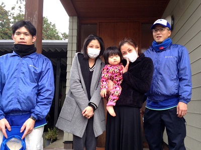 那珂川市のお客様より、ご実家の お部屋丸ごと片付けのご依頼です。  御祖父様がお亡くなりなられたため ご実家の1階部分を片付けて  いただきたのでお見積りを お願いします。  とお問い合わせをいただきました。  後日、お見積りにお伺い させていただきました。  不要品 不用品 粗大ごみ 粗大ゴミの片付けに困ったら【便利屋】暮らしなんでもお助け隊 福岡小笹店へ おまかせ下さい。実家や親の家 遺品整理 老人ホームの入居 退去 入院の際の 片付け作業は【便利屋】暮らしなんでもお助け隊 福岡小笹店にご相談下さい。  12~14畳くらいのお部屋には、 お電話でお伝えいただきました、  ダブルベッド、タンス、洋服類 のほかに、タンスが2台、家電品、 玩具類があり  2tトラック1台分の片付け作業、 家具の解体、タンスの中や引き出し  の中の物の仕分け・梱包作業は すべてお任せしますとの事でした  ので仕分け・梱包作業費(2t分)が 必要なお部屋でした。  リビングの方は、 ダイニングテーブルセット、 ソファー(2人掛け)2台 テレビ台、炬燵布団セット、 半間ほどのクローゼット内、  大きな家具ばかりでしたので こちらのお部屋は軽トラック3台と  クローゼット内の仕分け・梱包費で お見積りいたしました。  合計で2tトラック1台、1tトラック1台、 軽トラック１台、仕分け・梱包作業費 軽トラック4.5台分で  お見積りさせていただきました。  「すみませんが、○日までに作業を していただきたいのですが、 大丈夫ですか？」  とご相談をいただきましたので、 すぐにスケジュールを確認を いたしましたところ  お客様のご希望まで余裕をもって 作業を行うことができましたので、  後日作業をさせて いただくことになりました。  まずは、リビングの家具類を運びだし お部屋の方は仕分け・梱包作業を  行いながら家具類を解体し 運びだし作業を行いました。  お客様には作業中にでてきた 書類や郵便物、貴重品等の ご確認をしていただきました。  可燃物 不燃物 衣類 家電品 本 新聞紙などの紙類 不用な物と必要なもの、粗大ごみ 粗大ゴミ 不用品 不要品に それぞれ仕分けをし梱包作業を行う。  休憩時間にはお客様より、  「ここは山の中の田舎なので、 もしよかったお飲みを 買ってきますよ。」  と心遣いをしていただき、9時から 作業を始めて2時間半後には、  2tトラックと軽トラックが いっぱいになりました。  トラックを入れ換えて午後から 引き続き作業を行い、清掃作業まで  含め14時には 完了することができました。  作業確認をしていただいた お客様より  「ホコリまで取っていただいて、 こんなにきれいにしていただけた のですね！  かなりお時間がかかると思っていま したが作業も早くて丁寧ですね！ 本当にありがとうございました。」  雨が降るなか写真撮影にも、 ご姉妹揃ってスタッフと一緒に ご協力いただき、  またお茶の差入れまでして いただきありがとうございました。  「今度は、2階のお部屋もお願いする と思いますので、その際は よろしくお願いいたします。」  と、みなさん揃ってお見送りを していただきました。  お二階の片付け作業もお力に ならせていただけたらと思って  おりますので その際はぜひご相談下さい。  親の家(実家) お部屋 老人ホーム入居・退去 引越し 解体前 遺品整理の際の不用な家具 不用品 不要品 粗大ごみ 粗大ゴミ家一軒丸ごと片付けを【便利屋】暮らしなんでもお助け隊 福岡小笹店が作業完了ですっきりしました  片付けに関することはいろいろ 何でもお手伝いしておりますので  「おたくでは、こんな片付けも できる？」というようにお気軽に お問い合せ下さい。  お電話お待ちしております。   老人ホームへの入居・退去　お家の解体前　引越しの際にでた不用品、ご入院・ご退院の際のお部屋片付け　遺品整理は歯ブラシから大型家具(不用品・不用品・粗大ごみ・粗大ゴミ)まで、家の中ぜんぶ(親の家・実家片付け)【便利屋】暮らしなんでもお助け隊 福岡小笹店が全て片づけます。0120-263-101老人ホームへの入居・退去　お家の解体前　引越しの際にでた不用品、ご入院・ご退院の際のお部屋片付け　遺品整理で困ったら歯ブラシから大型家具(不用品・不用品・粗大ごみ・粗大ゴミ)まで、家の中ぜんぶ(親の家・実家片付け)【便利屋】暮らしなんでもお助け隊 福岡小笹店へのお問い合わせは、スマートフォン・iPhoneからはココをクリックすると電話がかけられます