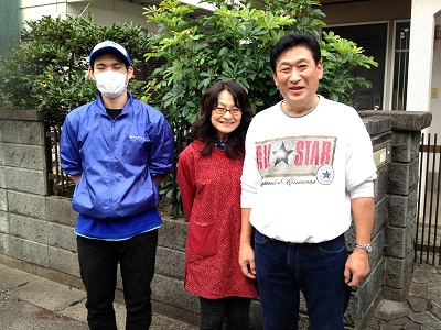 当初1tパックでの作業を ご希望されておりましたが、  前回のご依頼いただいた際に、 次回は大きな家具類をお願いします  とご相談をお受けしておりましたので 念のため2tトラックで お伺いさせていただきました。  タンスや食器棚の中はお客様の方 で片付けをされておりましたが、  お話をされていた以上に作業が 進んでおられましたので、  2tトラック1台分のお見積りで 作業を開始いたしました。  お客様より  「家具が大きいですもんね。 すみません、素人なものでトラック にどれくらい積めるのかが 想像できなくて…」  親の家 実家が空き家になるため、久しぶりに行ったらびっくり。こんなにたくさんの 不用品 不要品 粗大ごみ 粗大ごみ 大型家具 タンス ダンボール ゴミ袋 ごみ袋をわたしだけではとても片付けられない。  とお問い合わせ時にご希望されて いた1tパックでは片付けられない  ことをお気にされておりましたが、 お気になされないでください。  普段から作業を行っているスタッフと お客様ではどれくらいの量が  どのトラックに積載できるのかなんて 想像できないのは当然です。  お問い合わせ時に主な家具類など をお伝えいただければ当社のほうで トラックをご準備し、  必ず現地にて 再度お見積りをいたします。  どうしよう、たくさんの不用品・不要品・粗大ゴミ・粗大ごみ 時間もないし、人手もいないし、どこの業者にお願いしたらようのか わからないし、いったい費用はどれくらい必要なの、作業時間はどれくらいかかるの   2tトラック未満の量でしたら、 2tトラックでお伺いしたからといって  2tパックの料金を 請求するようなことはありません。  ご予算に応じてお客様の ご優先されるものからの作業を 行う事もできますので、  ご遠慮なく 担当スタッフへご相談ください。   作業の方は、スタッフ2名にお客様 とお父様と奥様がお手伝いを  していただいたおかげで 無事に完了することができました。  最終確認時にトラック内にまだ少し 積み込めるスペースが  ございましたので、その分を 差し引いてご清算させて いただきました。  「タンスの中や細かい場所は、 自分達でも片付けられたのですが、  一人では運びだせない家具や 自家用車でも運べない大きな家具類  の片付けに困っていましたので、 本当に助かりました。  大きなトラックできていただいて よかったです。 ありがとうございました。」  と感謝のお言葉に冷たいお茶の 差し入れまで添えていただき、  今回は奥様も一緒に写真撮影に もご協力いただき ありがとうございました。  親の家(実家) お部屋 老人ホーム入居・退去 引越し 解体前 遺品整理の際の不用な家具 不用品 不要品 粗大ごみ 粗大ゴミ家一軒丸ごと片付けを【便利屋】暮らしなんでもお助け隊 福岡小笹店が作業完了ですっきりしました   片付けに関することはいろいろ 何でもお手伝いしておりますので  「おたくでは、こんな片付けも できる？」というようにお気軽に お問い合せ下さい。  お電話お待ちしております。   老人ホームへの入居・退去　お家の解体前　引越しの際にでた不用品、ご入院・ご退院の際のお部屋片付け　遺品整理は歯ブラシから大型家具(不用品・不用品・粗大ごみ・粗大ゴミ)まで、家の中ぜんぶ(親の家・実家片付け)【便利屋】暮らしなんでもお助け隊 福岡小笹店が全て片づけます。0120-263-101老人ホームへの入居・退去　お家の解体前　引越しの際にでた不用品、ご入院・ご退院の際のお部屋片付け　遺品整理で困ったら歯ブラシから大型家具(不用品・不用品・粗大ごみ・粗大ゴミ)まで、家の中ぜんぶ(親の家・実家片付け)【便利屋】暮らしなんでもお助け隊 福岡小笹店へのお問い合わせは、スマートフォン・iPhoneからはココをクリックすると電話がかけられます