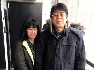 福岡市中央区のお客様より お部屋丸ごと片付けのご依頼です。  ご実家を離れて暮らしている 息子様が入院されたため、  アパートのお部屋を片付けて ほしいとご両親様より ご依頼をいただきました。  まずはお部屋を拝見させていただき 必要なものやお持ち帰りされる  品々を教えていただいてから お見積をいたしました。  必要なものを除いたお部屋には ソファー(二人掛け)、ベッド、 チェスト、3段ボックス、 バイクの部品、洋服、洗濯機、 家電品等があり、  軽トラック2台分(1tパック)の 片付け作業が必要でした。  生活されていたそのままの状況 からの作業でしたので、 仕分け梱包作業費に  お部屋(4階)から階段での 運び出し作業費、  洗濯機のリサイクル税を 含めてお見積いたしました。  遠方から来られていることもあり、 ご承諾後にそのまま作業を させていただくことになりました。  「すみません、ほんとに散らかって いて申し訳ありませんが よろしくお願いします。」  とお母様より、声をかけていただき 作業を任せていただきました。  この日の外は気温がすごく下がり、 雨から雪へと変わろうとしている 状況でしたが、  近くで作業を終えたスタッフ2名と 合流しスタッフ4名で 作業を開始しました。  2名がお部屋の中の 仕分け梱包作業、  仕分け作業から搬出作業まで【便利屋】暮らしなんでもお助け隊 福岡小笹店が家一軒丸ごとすべて片付けます親の家(実家) お部屋　老人ホーム入居・退去 解体前 引越し 遺品整理 際に、大型家具 不要品 不用品粗大ごみ 粗大ゴミ の片づけで困っていませんか？  もう2名で搬出運び出し作業を行い 最後に清掃作業を行って2時間程 で完了することができました。  今回、お客様は作業にお立会いが できませんでしたので作業が完了  する30分前にお電話をして、 完了確認にきていただきました。  作業中に写真や通帳など貴重品 が見つかりましたので、  そちらをお渡した後お部屋を 確認していただきました。  「早かったですね！しかもお掃除 までしていただいて！こんなに きれいにしていただいて ありがとうございました。 寒い中ご苦労様でした。」  と感謝のお言葉を かけていただきました。  また、当社に依頼する前に 他の業者様にもお問い合わせを していたのですが、  当社へ電話をしたところ すごく対応が良かったので、  今回依頼することを 決められたそうです。  最後はご夫婦揃って 写真撮影にもご協力いただき ありがとうございました。  帰る頃には、雨は雪に かわっていました。  遠方から来られていましたので 帰り道の運転には 気をつけて帰られて下さいね！  親の家(実家) お部屋 老人ホーム入居・退去 引越し 解体前 遺品整理の際の不用な家具 不用品 不要品 粗大ごみ 粗大ゴミ家一軒丸ごと片付けを【便利屋】暮らしなんでもお助け隊 福岡小笹店が作業完了ですっきりしました  片付けに関することはいろいろ 何でもお手伝いしておりますので  「おたくでは、こんな片付けも できる？」というようにお気軽に お問い合せ下さい。  お電話お待ちしております。 老人ホームへの入居・退去　お家の解体前　引越しの際にでた不用品、ご入院・ご退院の際のお部屋片付け　遺品整理は歯ブラシから大型家具(不用品・不用品・粗大ごみ・粗大ゴミ)まで、家の中ぜんぶ(親の家・実家片付け)【便利屋】暮らしなんでもお助け隊 福岡小笹店が全て片づけます。0120-263-101老人ホームへの入居・退去　お家の解体前　引越しの際にでた不用品、ご入院・ご退院の際のお部屋片付け　遺品整理で困ったら歯ブラシから大型家具(不用品・不用品・粗大ごみ・粗大ゴミ)まで、家の中ぜんぶ(親の家・実家片付け)【便利屋】暮らしなんでもお助け隊 福岡小笹店へのお問い合わせは、スマートフォン・iPhoneからはココをクリックすると電話がかけられます
