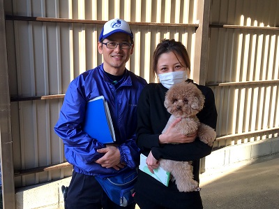 前回、お部屋丸ごと片付けの ご依頼をいただいたお客様より、  今回は倉庫内の不用品片付け のご依頼です。  老人ホームへの入居・退去　お家の解体前　引越しの際にでた不用品、ご入院・ご退院の際のお部屋片付け　遺品整理は歯ブラシから大型家具(不用品・不用品・粗大ごみ・粗大ゴミ)まで、家の中ぜんぶ(親の家・実家片付け)【便利屋】暮らしなんでもお助け隊 福岡小笹店が全て片づけます。0120-263-101  「急で申し訳ありませんが 近日中に倉庫の片付けを お願いしたのですが…」  とお問い合わせがあり、 まずは倉庫の大きさと不用なもの  がどれくらいあるのかを 教えていただきました。  4畳半くらいの倉庫に 冷蔵庫が2台と自転車が1台  倉庫周辺にある植木鉢や農機具 倉庫内にあるほとんどの物は 片付けてほしいとのことでした。  「前回のようにお見積りをして いただいて、後日作業を行う という形になるのでしょうか？」  とお客様よりご質問がありました。  数日内のスケジュールを確認後 明日の午後からでしたら  お見積り後、そのまま作業を 行うことができます とお伝えしたところ  「よかったぁ～そうしていただける と助かります。 では明日よろしくお願いします。」  と作業日時も決まり、 明日お伺いすることになりました。  軽トラック 1tトラック 2tトラックでお部屋の片付けからお家丸ごと片付けまで 【便利屋】暮らしなんでもお助け隊 福岡小笹店がお伺いいたします。不要品 不用品 粗大ごみ 粗大ゴミを各種プランで かたづけます。  作業当日は、かなり大きな倉庫 とのことでしたので余裕をもって  2tトラックにスタッフ2名で お伺いしました。  まずは倉庫内を拝見し、 その後倉庫周辺を拝見させて いただいたところ、  2tパックに仕分け・梱包作業費 軽トラック3台分、  冷蔵庫2台のリサイクル税で お見積りいたしました。  「すみません、たくさんあります けどよろしくお願いします。」  と、お客様からご承諾を いただいた後、 早速作業に取り掛かりました。  作業が半分くらいすんだころ、 追加のご相談がありました。  「Wベッドもお願いしたいのですが もうトラックには乗りませんよね？ 急ぎではないのですが…」  お家一軒丸ごと片付けてもらう費用ってどれくらいかかるの こんなことを業者に頼んだことがないからわからない 不用品 不要品 粗大ごみ 粗大ごみ 大型家具 タンス ダンボール ゴミ袋に たくさんあるけど大丈夫かな  拝見させていただいところ、 とても重厚な作りで大きなベッド でしたので、  今回の2tトラック内に積み込む ことができませんでした。  近くで作業を行っているトラックや スタッフもいなかったので、  一人が作業の仕上げを行い、 もう一人が一旦営業所へ戻る事で  本日中に対応させて いただきました。  戻ってきたトラックへ ベッドを積み込み、  無事に作業を完了し お客様に作業完了 確認を行っていただきました。  「すごい、あんなにたくさん あったのに!!　前回もそうでしたが 早くてきれいですね!  本当にこんなにきれいにして いただいてありがとうございました 。助かりました。」  と、感謝のお言葉もたくさんかけて いただき満足していただけて よかったです。  お任せしてよかったです。親の家(実家) お部屋 老人ホーム入居・退去 解体前 引越し 遺品整理の際不用品 不要品 粗大ごみ粗大ゴミ 大型家具を【便利屋】暮らしなんでもお助け隊 福岡小笹店が家一軒丸ごとすべて片付けましたご依頼ありがとうございました。  今回は、ワンちゃんと一緒に 写真撮影のご協力までしていただき ありがとうございました。  また、片付け作業でお困りの際は ぜひお役にたたせてください!!  親の家(実家) お部屋 老人ホーム入居・退去 引越し 解体前 遺品整理の際の不用な家具 不用品 不要品 粗大ごみ 粗大ゴミ家一軒丸ごと片付けを【便利屋】暮らしなんでもお助け隊 福岡小笹店が作業完了ですっきりしました   ご予約のお客様の状況により ご対応できない場合がございますが  当社では、作業日時からご提案、 作業に至るまでできるだけ  お客様のご要望にお答えできるように ご対応させていただいております。  お問い合わせの際、 お見積り、作業当日でも ご遠慮なくご相談下さい。   片付けに関することはいろいろ 何でもお手伝いしておりますので  「おたくでは、こんな片付けも できる？」というようにお気軽に お問い合せ下さい。  お電話お待ちしております。  老人ホームへの入居・退去　お家の解体前　引越しの際にでた不用品、ご入院・ご退院の際のお部屋片付け　遺品整理は歯ブラシから大型家具(不用品・不用品・粗大ごみ・粗大ゴミ)まで、家の中ぜんぶ(親の家・実家片付け)【便利屋】暮らしなんでもお助け隊 福岡小笹店が全て片づけます。0120-263-101老人ホームへの入居・退去　お家の解体前　引越しの際にでた不用品、ご入院・ご退院の際のお部屋片付け　遺品整理で困ったら歯ブラシから大型家具(不用品・不用品・粗大ごみ・粗大ゴミ)まで、家の中ぜんぶ(親の家・実家片付け)【便利屋】暮らしなんでもお助け隊 福岡小笹店へのお問い合わせは、スマートフォン・iPhoneからはココをクリックすると電話がかけられます