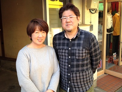 以前、片付け専門の便利屋「【便利屋】暮らしなんでもお助け隊 福岡小笹店」さんに依頼して、お家の中やまわりの粗大ゴミ、不用品といったものを片付けていただき、今回はお家の2階部分を片付けもらうことにしました。こちらは前回見積にきていただきましたが、出来る範囲で片付けを自分たちで行い再度お見積りにきていただきました。前回のお見積りの半分以下の費用になったことはびっくりしました。作業は前回同様、不用品処分の専門の何でも屋だけあって早くてきれいで丁寧な作業をしていただき本当に助かりました。また片付けで困った際はぜひよろしくお願いします。と声をかけていただき最後はお二人で写真撮影にもご協力いただきありがとうございました。