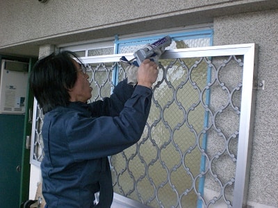 クチコミ　評判７　あなたの町の便利屋・何でも屋　【便利屋】暮らしなんでもお助け隊 福岡小笹店では、お家のちょっと困ったを解決しています。今回は窓ガラスの張替え作業です。鍵がかけれない窓ガラスって不安ですよね。ホームページには、ご依頼いただいたお客様より、口コミ・評判コメント、笑顔の写真を掲載しています。