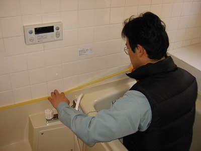 クチコミ　評判３　あなたの町の便利屋・何でも屋　【便利屋】暮らしなんでもお助け隊 福岡小笹店では、お家のちょっと困ったを解決しています。今回はお風呂のコーキング作業です。お風呂や水回りでよくお困りになられているこの部分の修繕作業。ホームページには、ご依頼いただいたお客様より、口コミ・評判コメント、笑顔の写真を掲載しています。