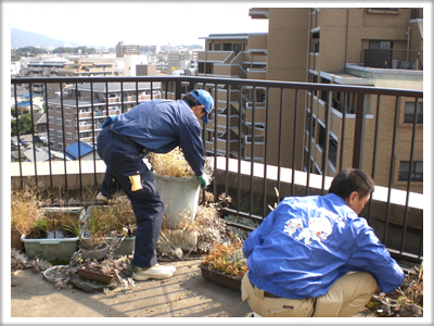 福岡市南区柳瀬の【便利屋】暮らしなんでもお助け隊 福岡小笹店　春日のベランダ片付け施工中！