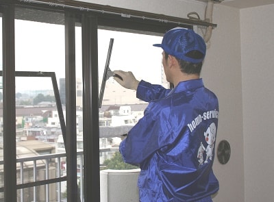 クチコミ　評判６　便利屋・何でも屋　【便利屋】暮らしなんでもお助け隊 福岡小笹店では、その名のとおりお家のお掃除も行っています。ホームページには、ご依頼いただいたお客様より、口コミ・評判コメント、笑顔の写真を掲載しています。女性（お母様・高齢者の方）方々から 安心と信頼され続けて２０年。今回は窓のお掃除のご依頼です。